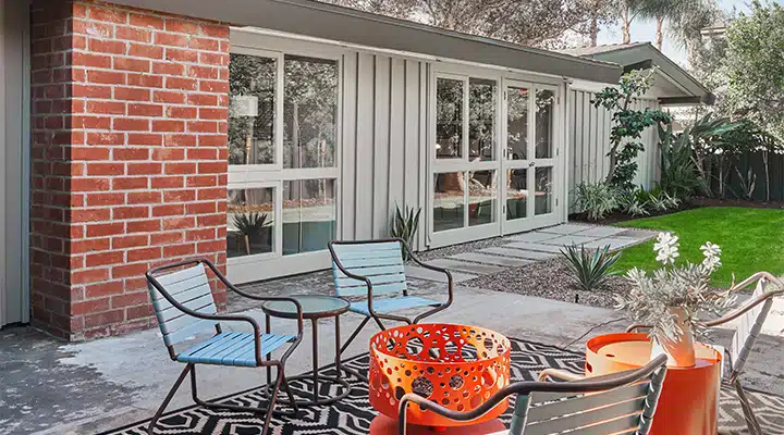 DunnEdwards_10312018_0930-720x400 A chair sitting in front of a brick building