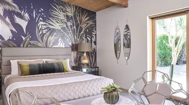 DunnEdwards_111520180016-720x400 A room filled with furniture and vase of flowers on a table