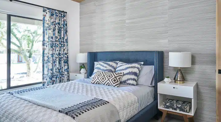 DunnEdwards_111520183911-720x400 A bedroom with a bed in a room