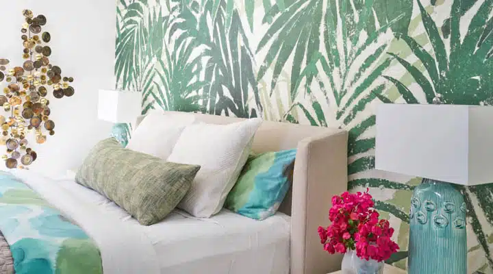 DunnEdwards_111520184955-720x400 A living room with a flower on a bed