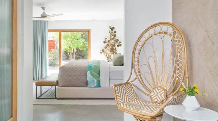 DunnEdwards_111520185221-720x400 A room filled with furniture and vase of flowers on a table