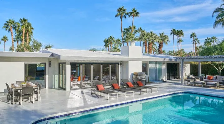 DunnEdwards_111520188334-720x400 A group of people swimming in a pool