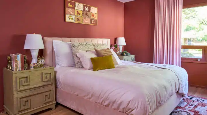 DunnEdwards_BelAir_112720181861-720x400 A bedroom with a large bed in a hotel room