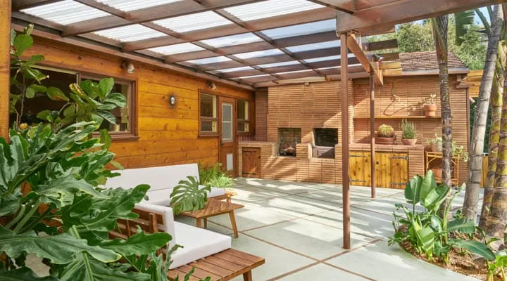 DunnEdwards_BelAir_112720183797-720x400 A group of people in a garden