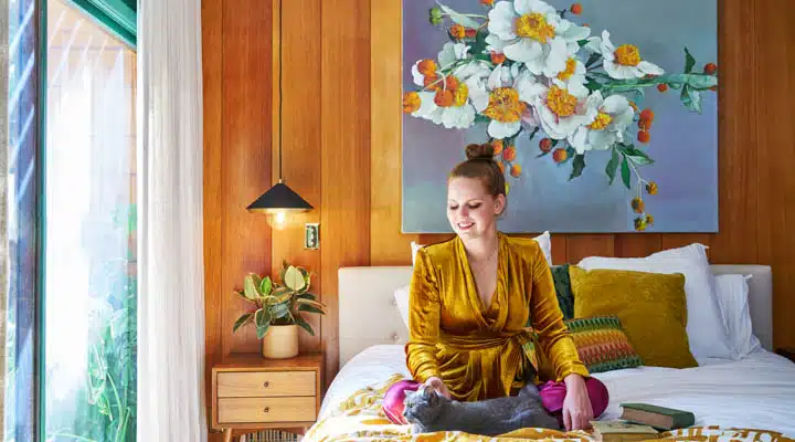 DunnEdwards_BelAir_112720186211-720x400 A person sitting on a bed