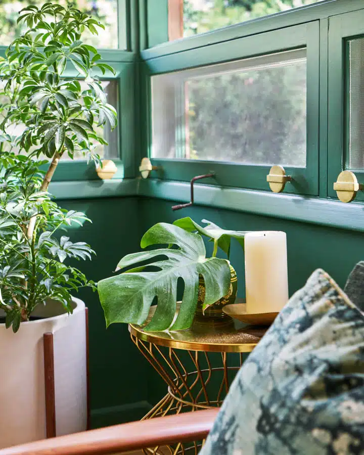 DunnEdwards_BelAir_112720186243-720x900 A room filled with furniture and vase of flowers on a table