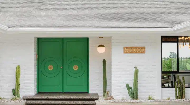 DunnEdwards_LosDiegos_100920_0038-720x400 A vase of flowers sits in front of a building