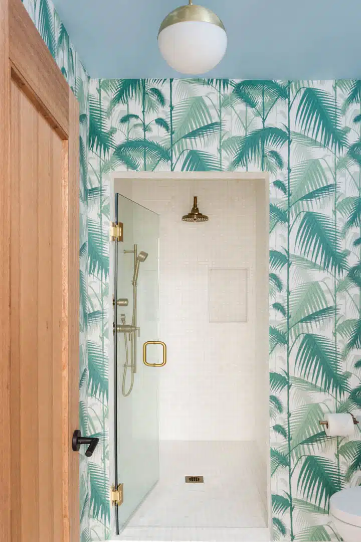 DunnEdwards_LosDiegos_100920_0136-720px A shower curtain