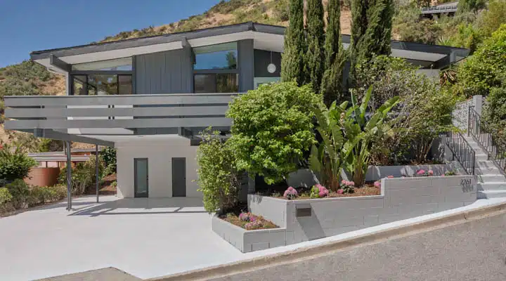 DunnEdwards_Raskind_052020190236-720x400 A building that has a sign on the side of a road