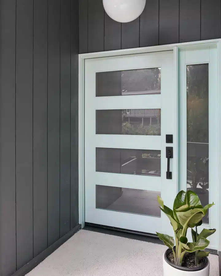 DunnEdwards_Raskind_052020190267-720x900 A vase of flowers sitting on top of a glass door