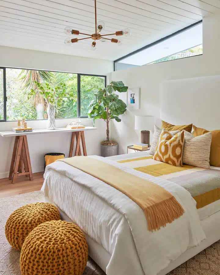 DunnEdwards_Raskind_052020190568-720x900 A bedroom with a bed in a hotel room