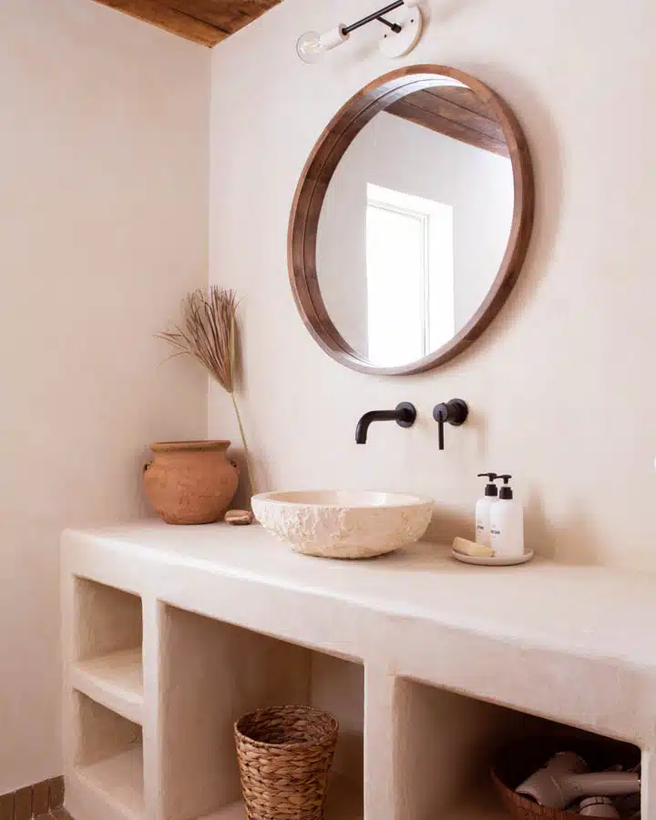 DunnEdwards_Tucson_05292019_0817-720x900 A sink and a mirror