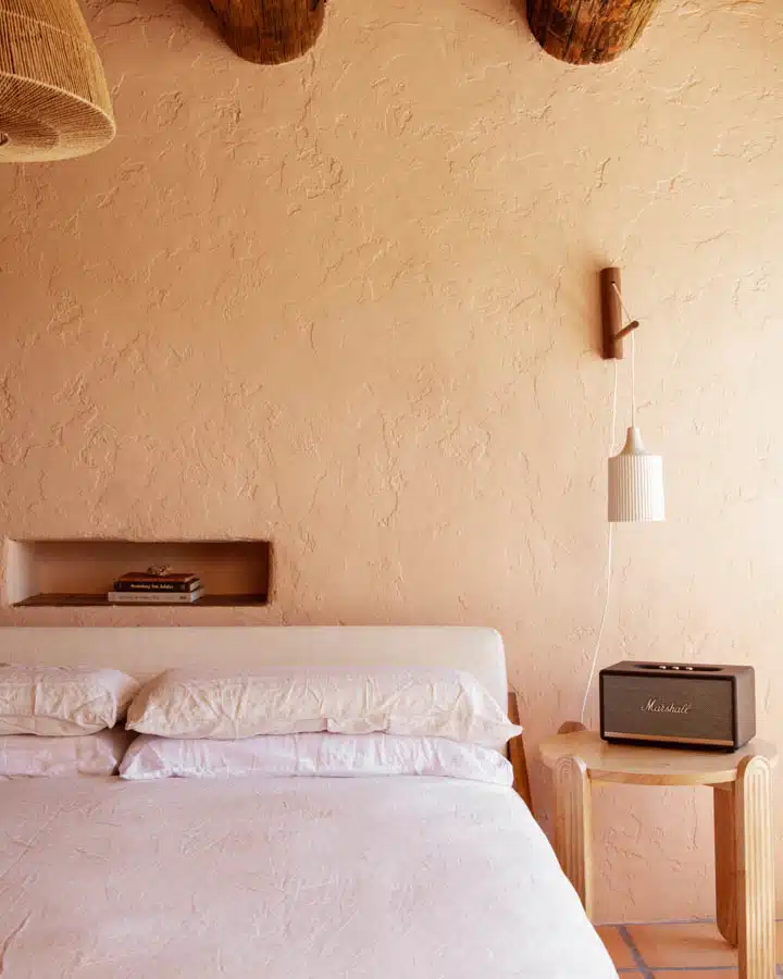 DunnEdwards_Tucson_05292019_0825-720x900 A made bed in a room