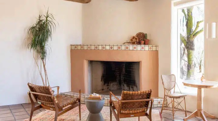 DunnEdwards_Tucson_05292019_0837-720x400 A living room filled with furniture and vase on a table