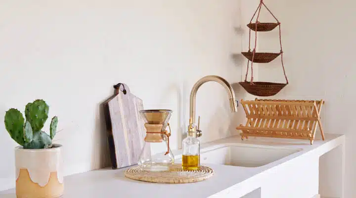 DunnEdwards_Tucson_05302019_1156-720x400 A vase of flowers on a table