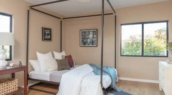 Dunn_Edwards_Cadman_121620_0202-720x400 A bedroom with a bed and desk in a room