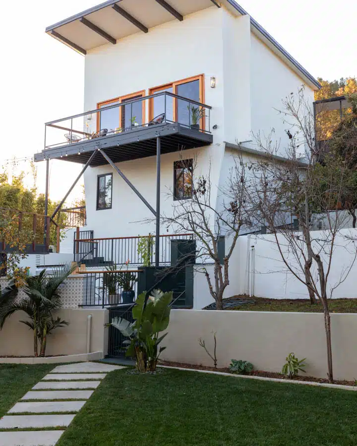 Dunn_Edwards_Cadman_121620_84304-720x900 A large lawn in front of a house