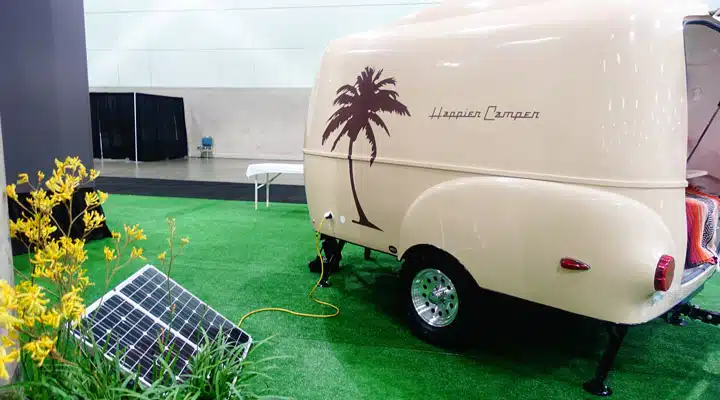 Dwell-10 Un coche aparcado en la hierba