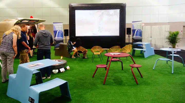 Dwell-11 Un grupo de personas sentadas a la mesa