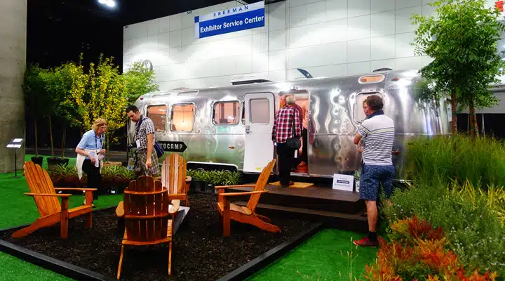 Dwell-12 Una persona sentada en una mesa en un parque