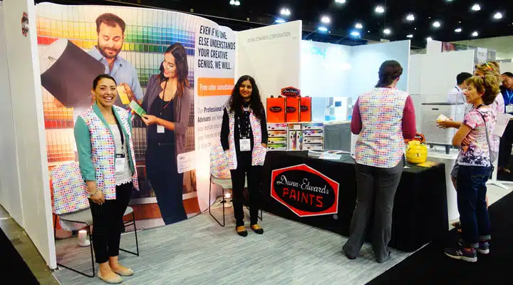 Dwell-13 Un grupo de personas de pie en una habitación