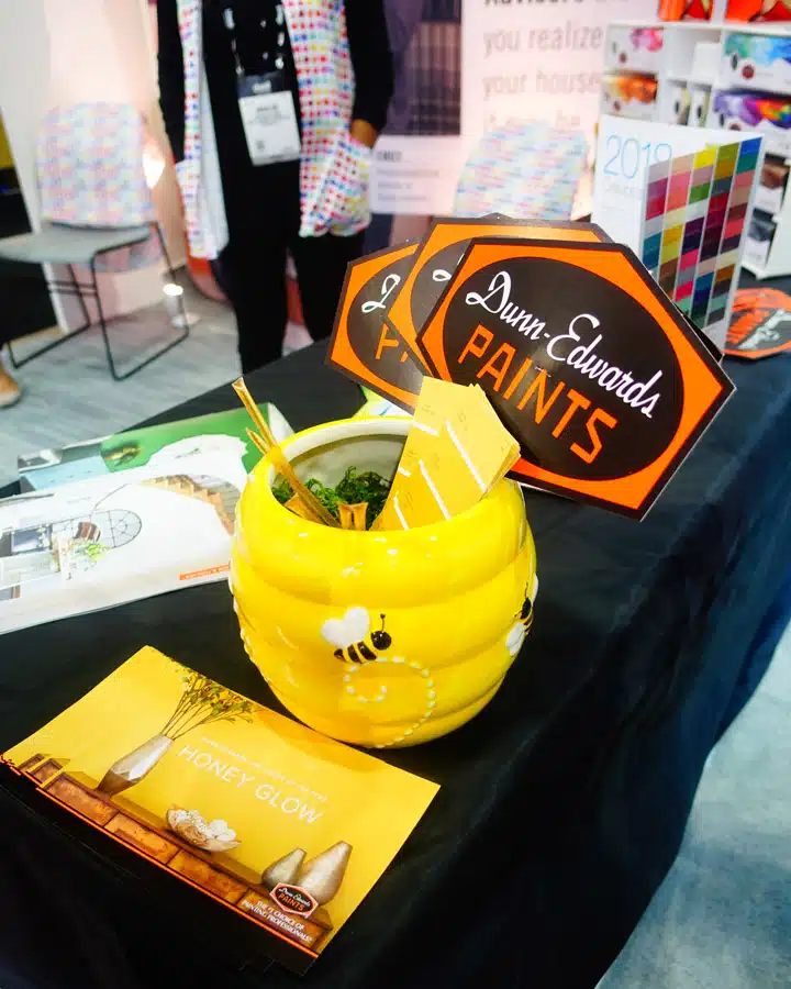 Dwell-14 Un vaso de zumo de naranja