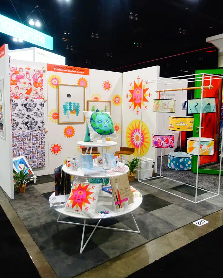 Dwell-2 Una persona sentada a la mesa