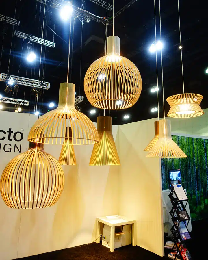 Dwell-3 Un primer plano de una casa de luz sobre una mesa