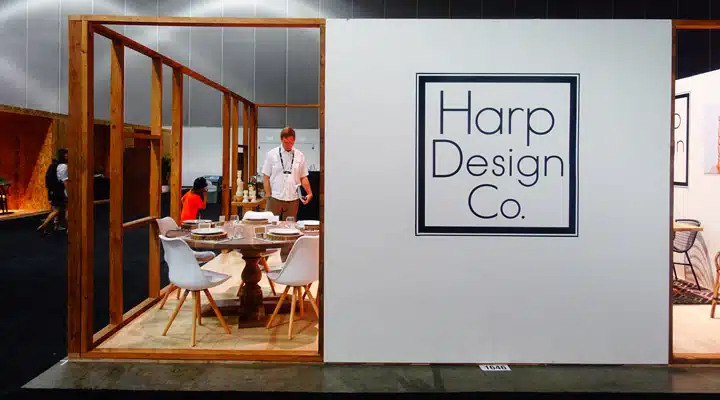 Dwell-4 Una persona sentada a la mesa en una habitación