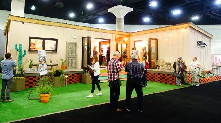 Dwell-6 Un grupo de personas de pie en una habitación