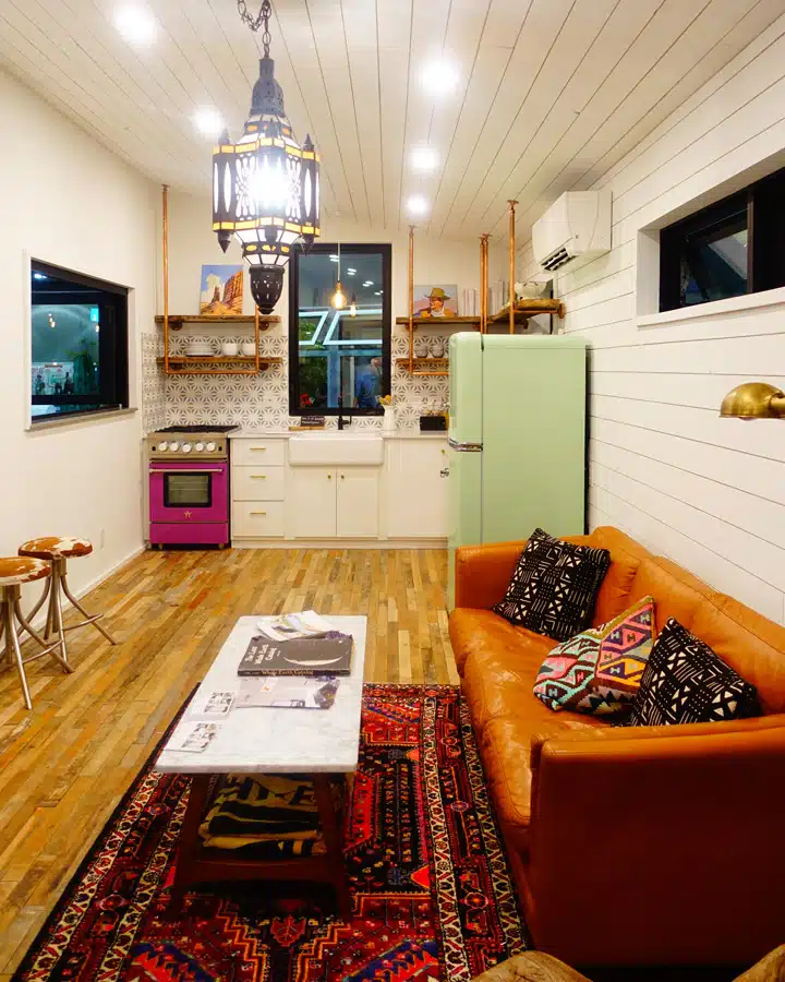 Dwell-7 Un salón lleno de muebles y una chimenea