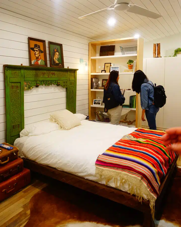 Dwell-8 Un dormitorio con una cama en una habitación