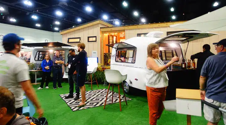 Dwell-9 Un grupo de personas de pie en una habitación