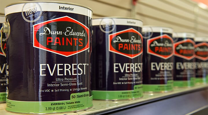 EVEREST_6-720x400 A close up of a bottle