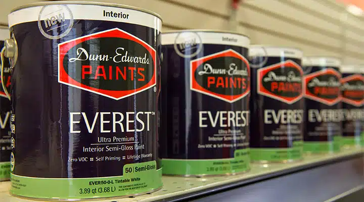 EVEREST_6-720x400 A close up of a bottle