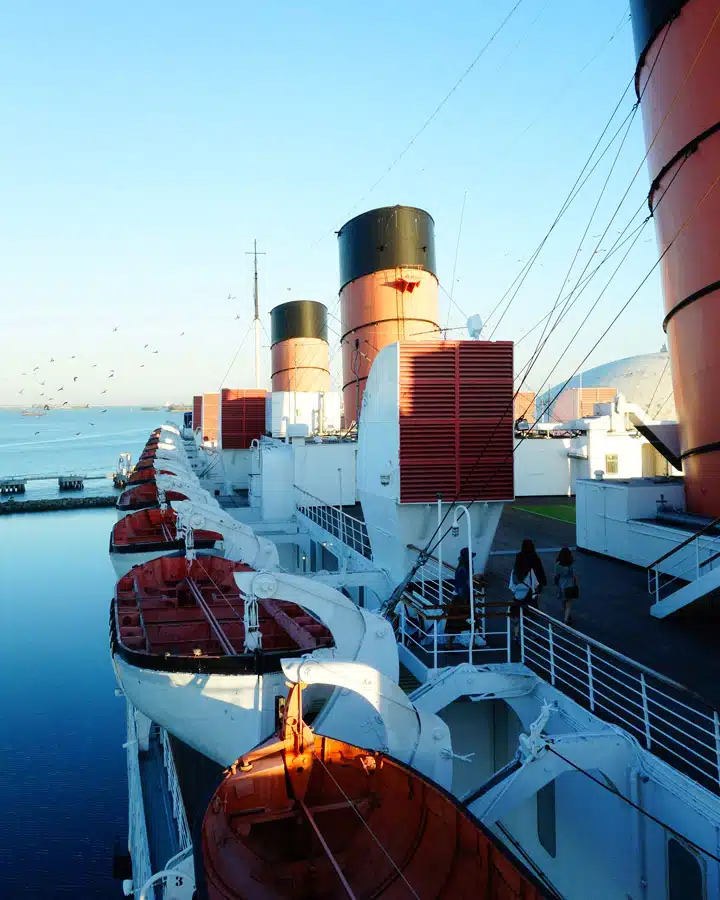 Exterior-Deck-1 Un gran barco en el agua