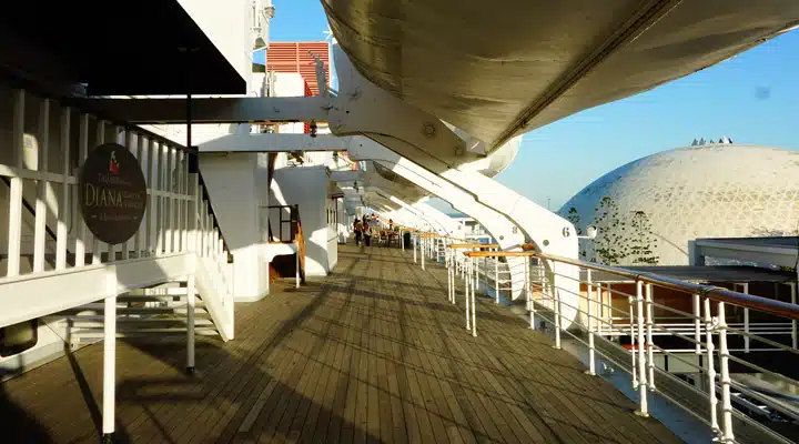 Exterior-Deck-2 Un grupo de personas en una habitación