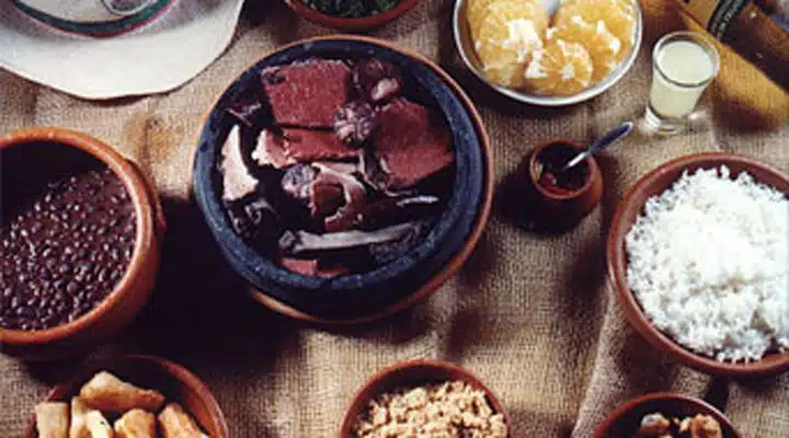 Feijoada_01 A bowl of food on a table