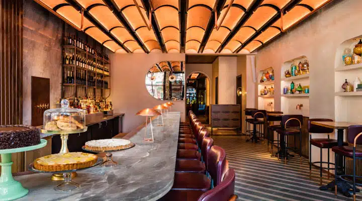 Feroce_Caffe__detail_-720x400 Una habitación llena de muebles y una chimenea