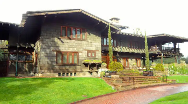 Gamble_House-720x400 A large building
