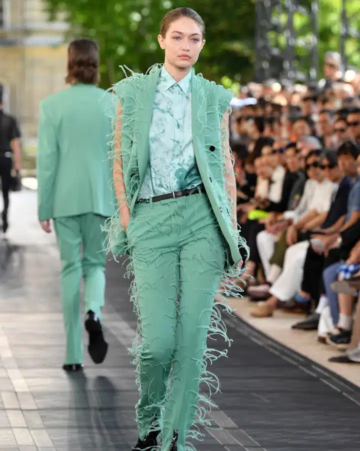 Berluti : Runway - Paris Fashion Week - Menswear Spring/Summer 2020 A man and a woman walking down a street