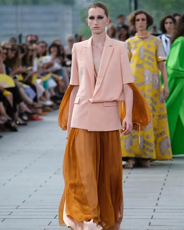 Maison Rabih Kayrouz : Runway - Paris Fashion Week - Haute Couture Fall/Winter 2019/2020 A person walking down a street