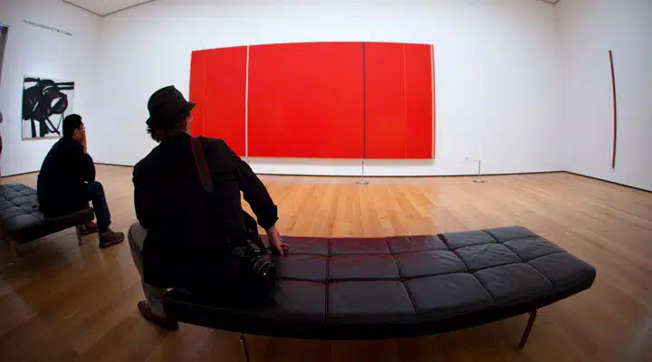 GettyImages-149697332_full Una persona de pie en una habitación