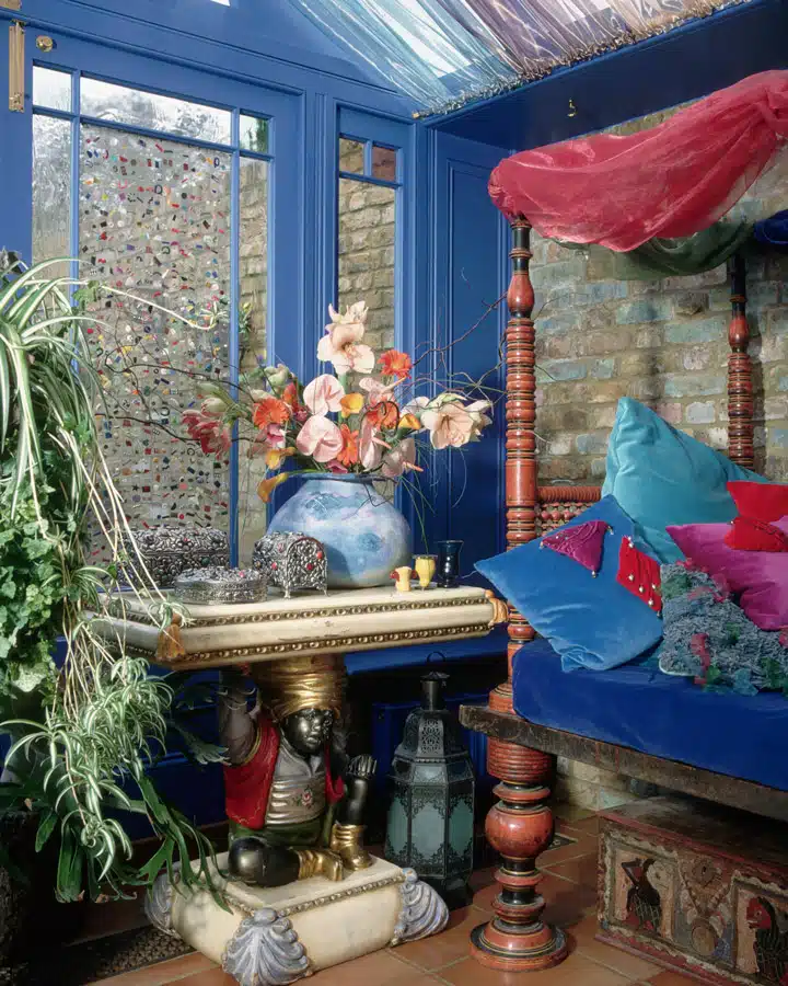 GettyImages-600008240_large A room filled with furniture and vase of flowers on a table