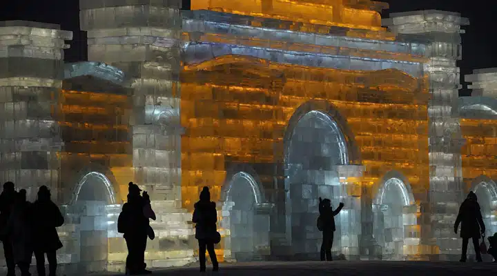 GettyImages-630768964_master Un grupo de personas frente a un edificio