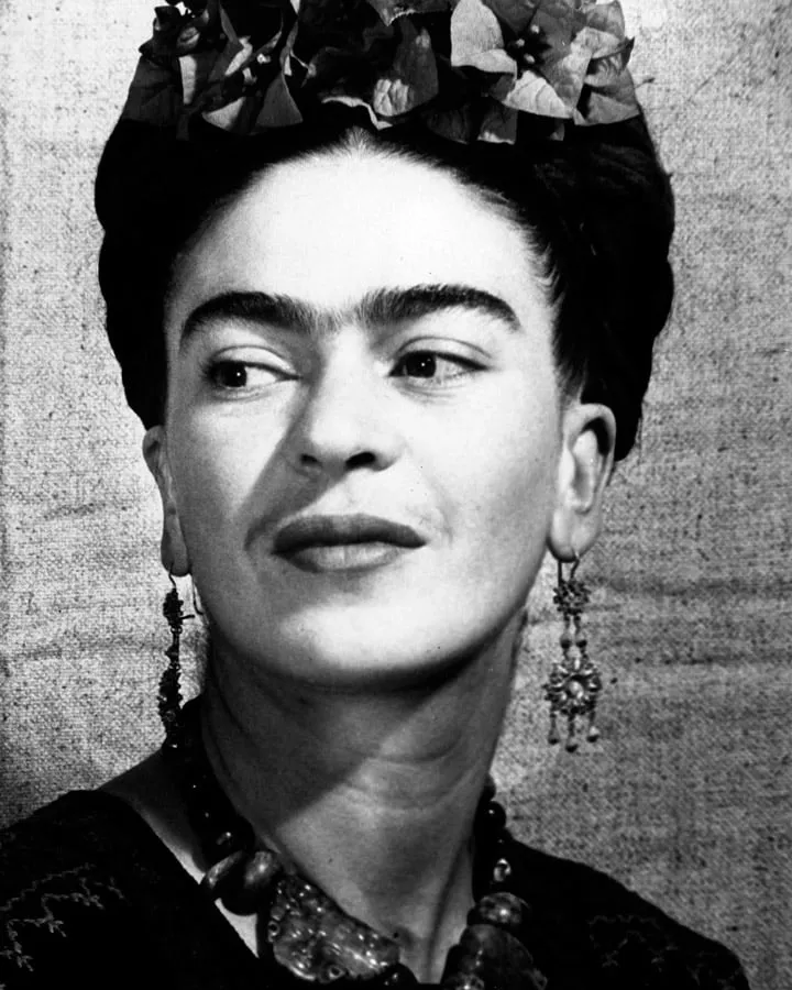 GettyImages-79657538_master-720x900 Frida Kahlo posando para la cámara