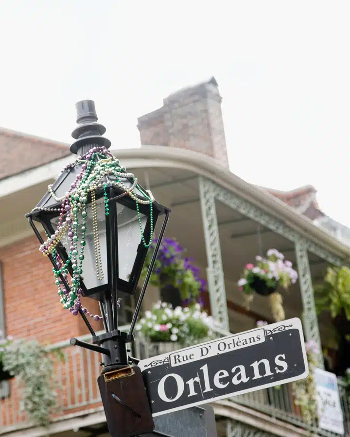 GettyImages-82137341_medium Un cartel colgado del lateral de un edificio