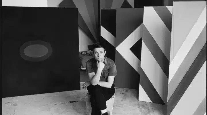 GettyImages-84315268_master Una persona de pie en una habitación