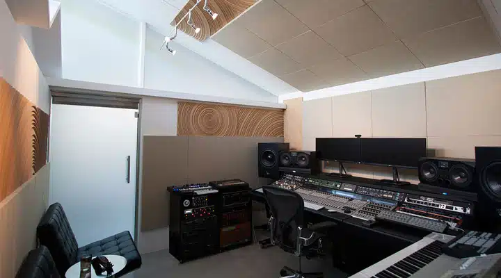 GlausHaus-Studio_Control-Room A room filled with furniture and a tv