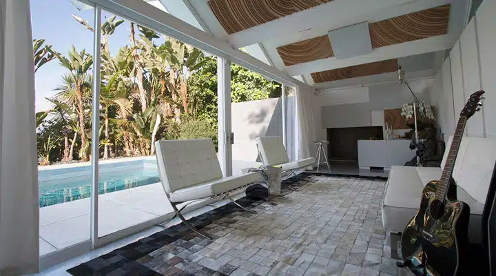 GlausHaus-Studio_Live-Room A room filled with furniture and a large window